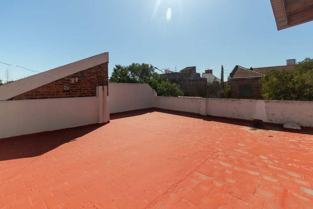 Foto de CASA 4 AMB CON PATIO, TERRAZA Y GARAGE CASEROS, imagen 2