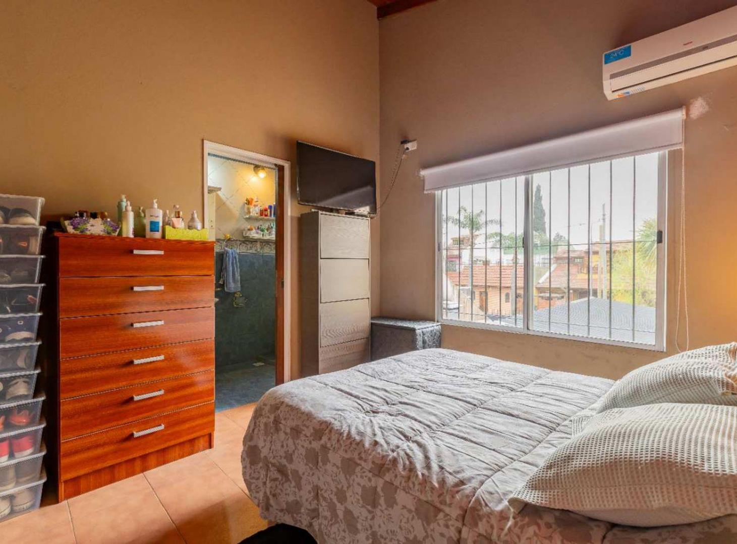 Foto de CASA 5 AMB EN VENTA CON COCHERA, JARDÍN Y QUINCHO, imagen 2