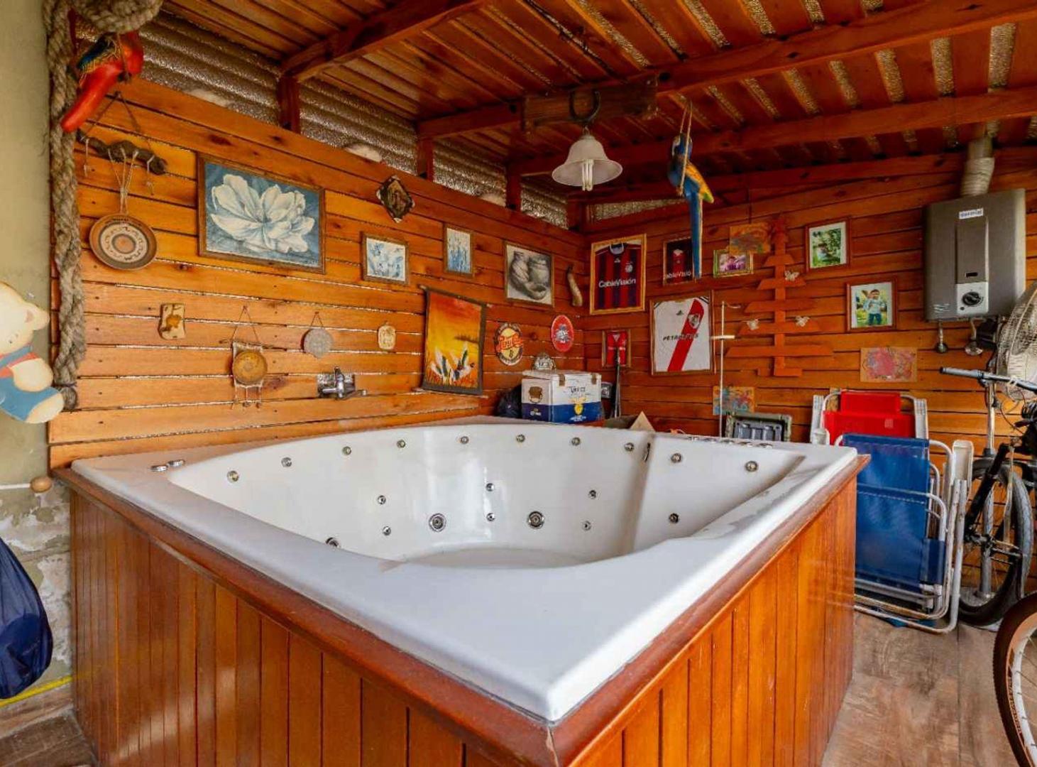 Foto de CASA 5 AMB EN VENTA CON COCHERA, JARDÍN Y QUINCHO, imagen 1