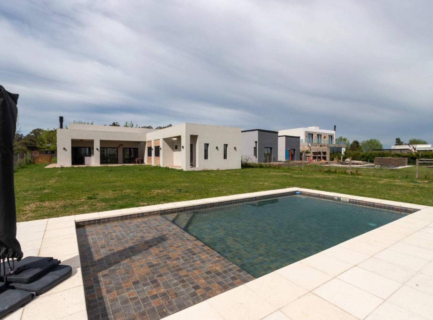 Foto de CASA 4 AMB. DESARROLLADA EN PLANTA BAJA C/ PISCINA, imagen 1