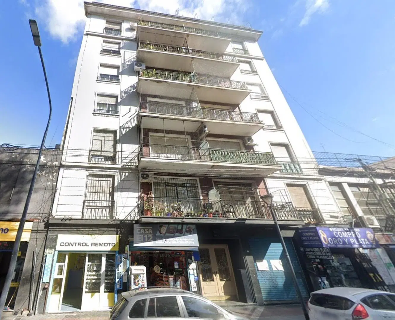 Departamento de 3 ambientes al frente con balcón 1