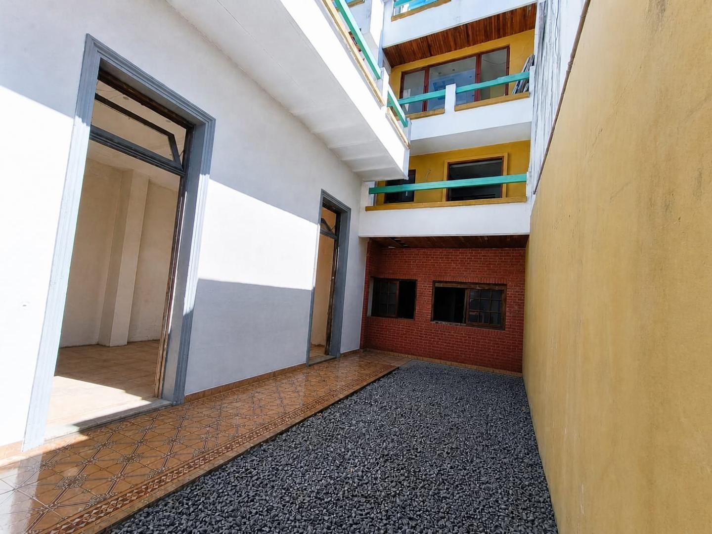 Foto de Excelente PH de 5 ambientes con patio, terraza y quincho, imagen 1