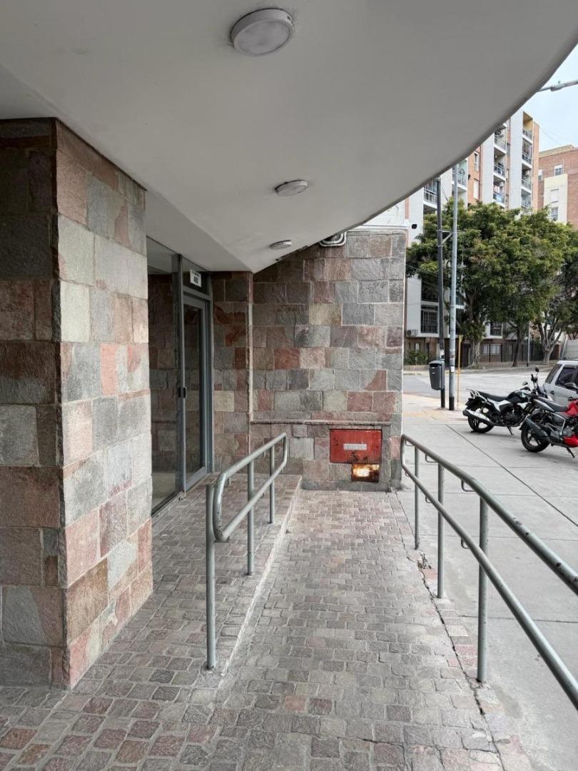 Foto de Monoambiente con balcón y cocina separada, luminoso, imagen 1