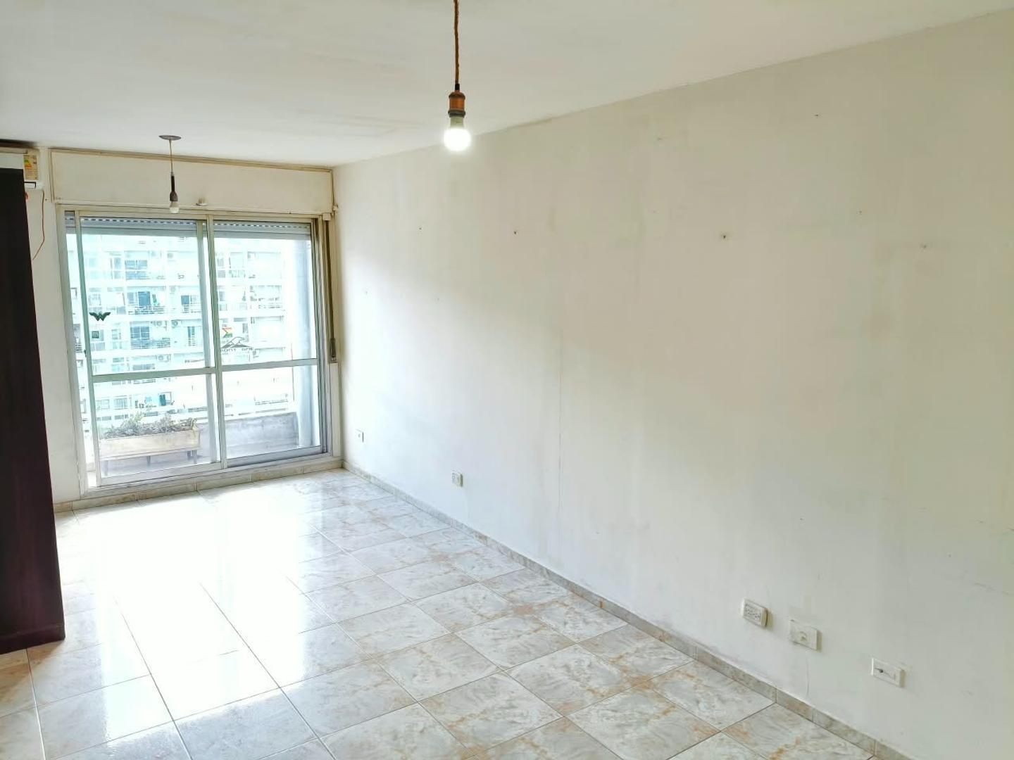 Foto de Monoambiente con balcón y cocina separada, luminoso, imagen 5