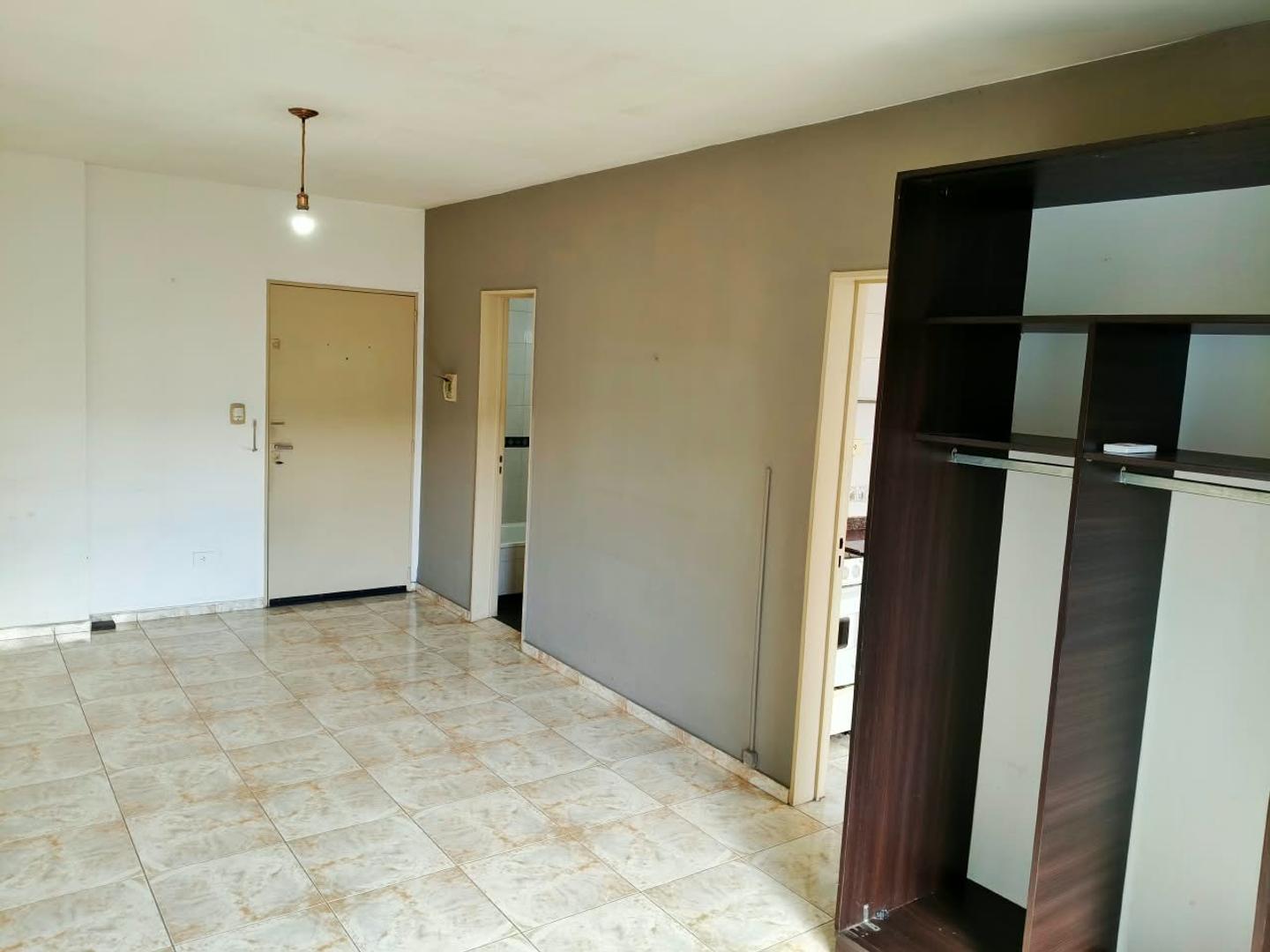 Foto de Monoambiente con balcón y cocina separada, luminoso, imagen 4