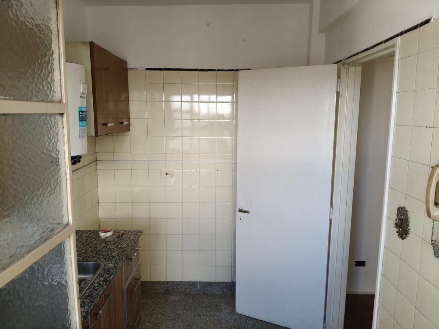 Foto de Departamento de 2 ambientes lateral, lavadero separado, imagen 3