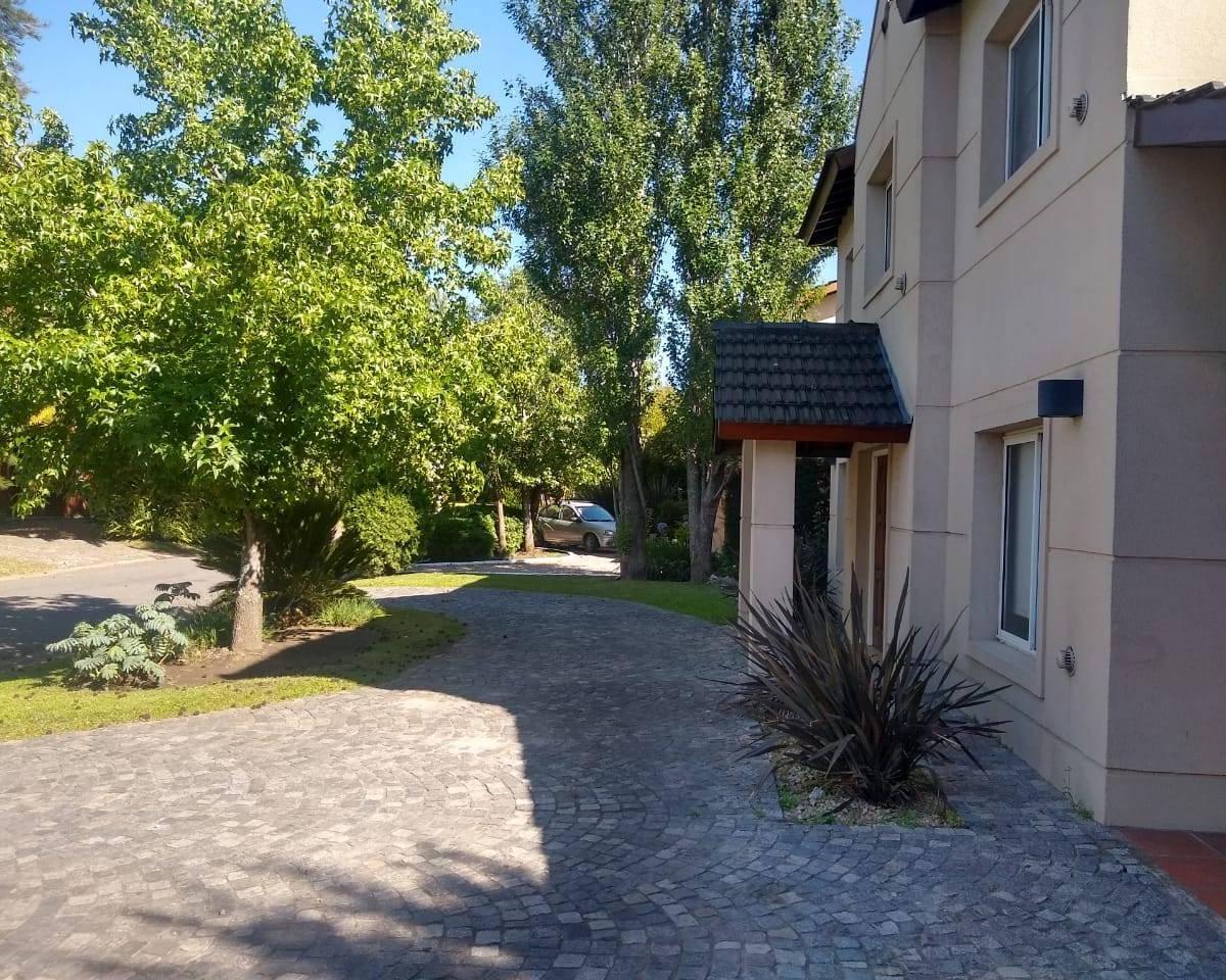 Barrio Cerrado Acacias Blancas, excelente chalet en lote central