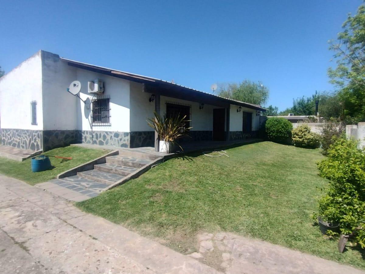 Inmensa casa 4 amb. en venta en Villa La Ñata