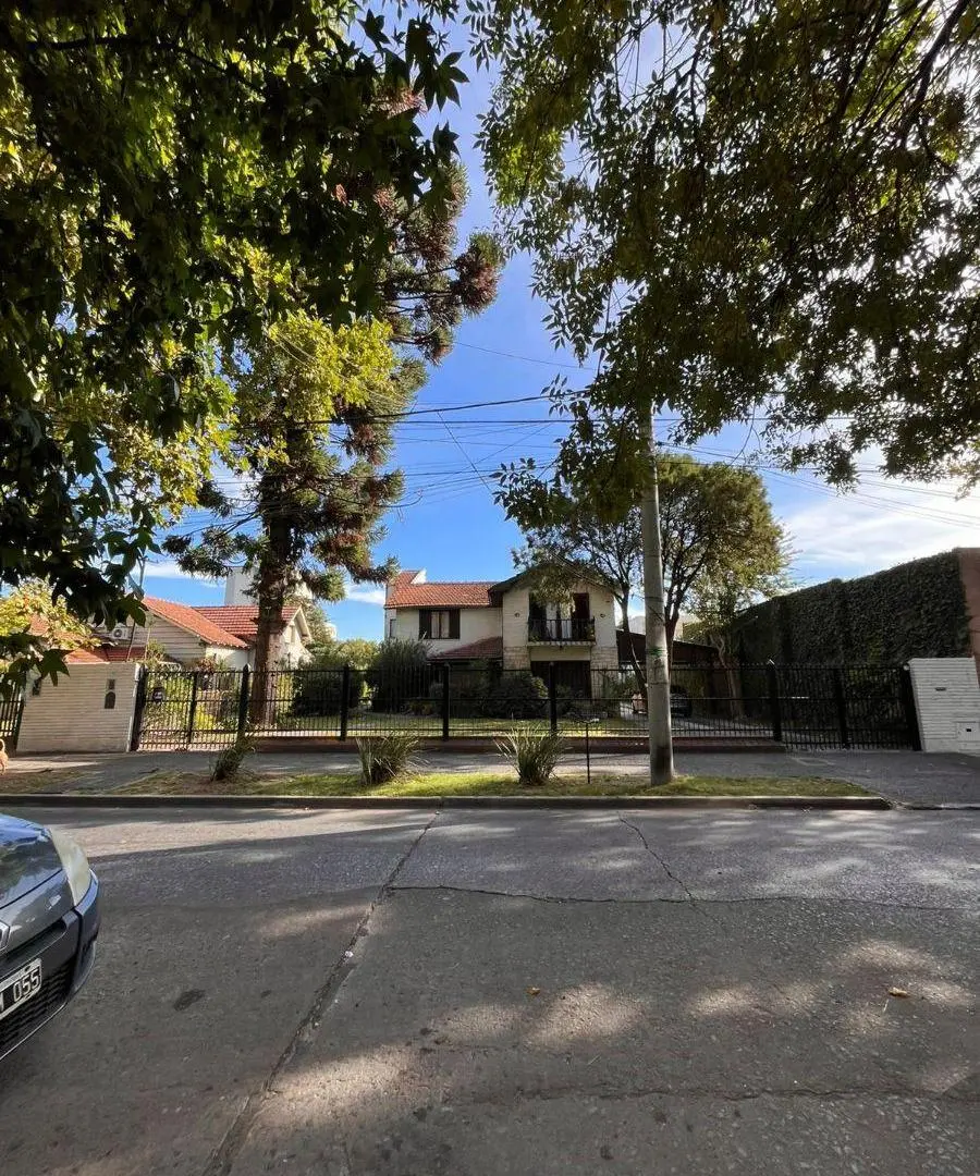HERMOSA E IMPONENTE PROPIEDAD EN VENTA EN VILLA BALLESTER 2