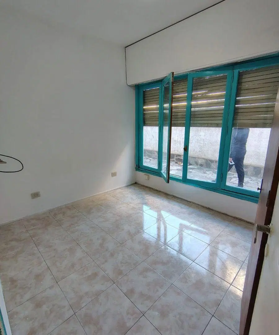 Muy amplio PH de 4 dormitorios, jardin y cochera en venta en Virreyes 5