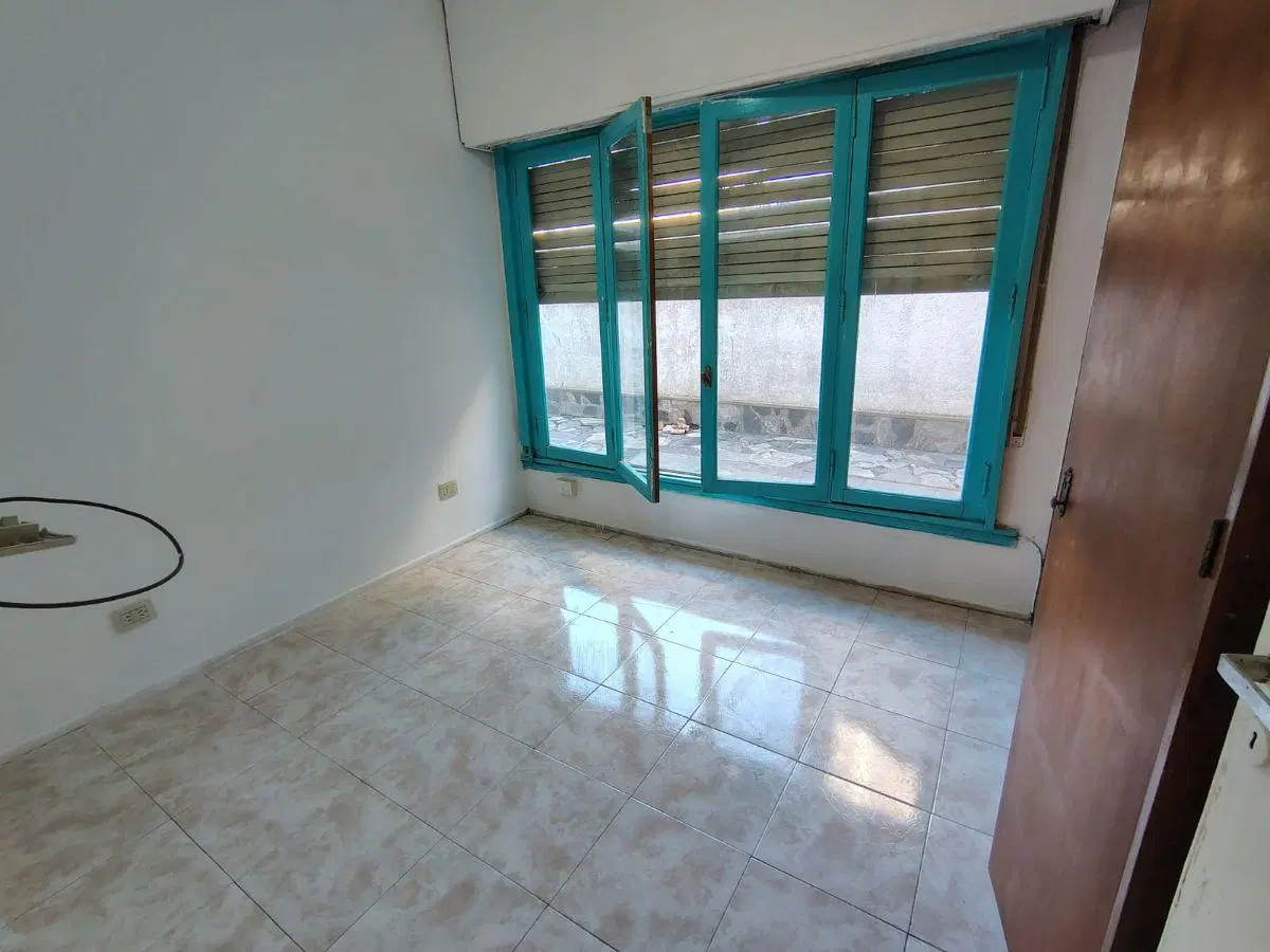 Muy amplio PH de 4 dormitorios, jardin y cochera en venta en Virreyes 4