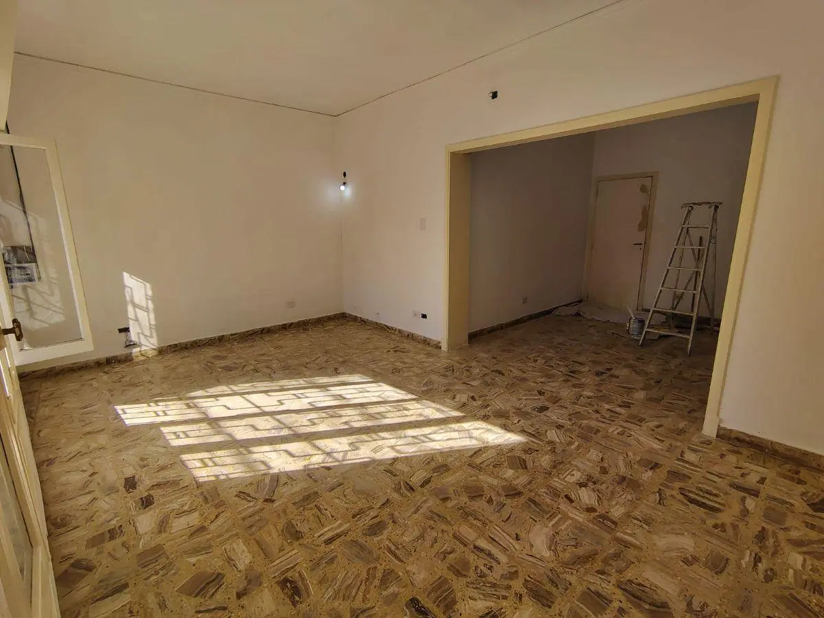 Muy amplio PH de 4 dormitorios, jardin y cochera en venta en Virreyes 8