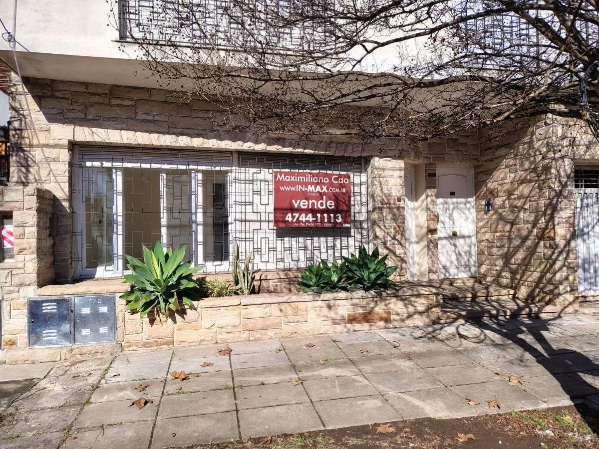 Muy amplio PH de 4 dormitorios, jardin y cochera en venta en Virreyes 2