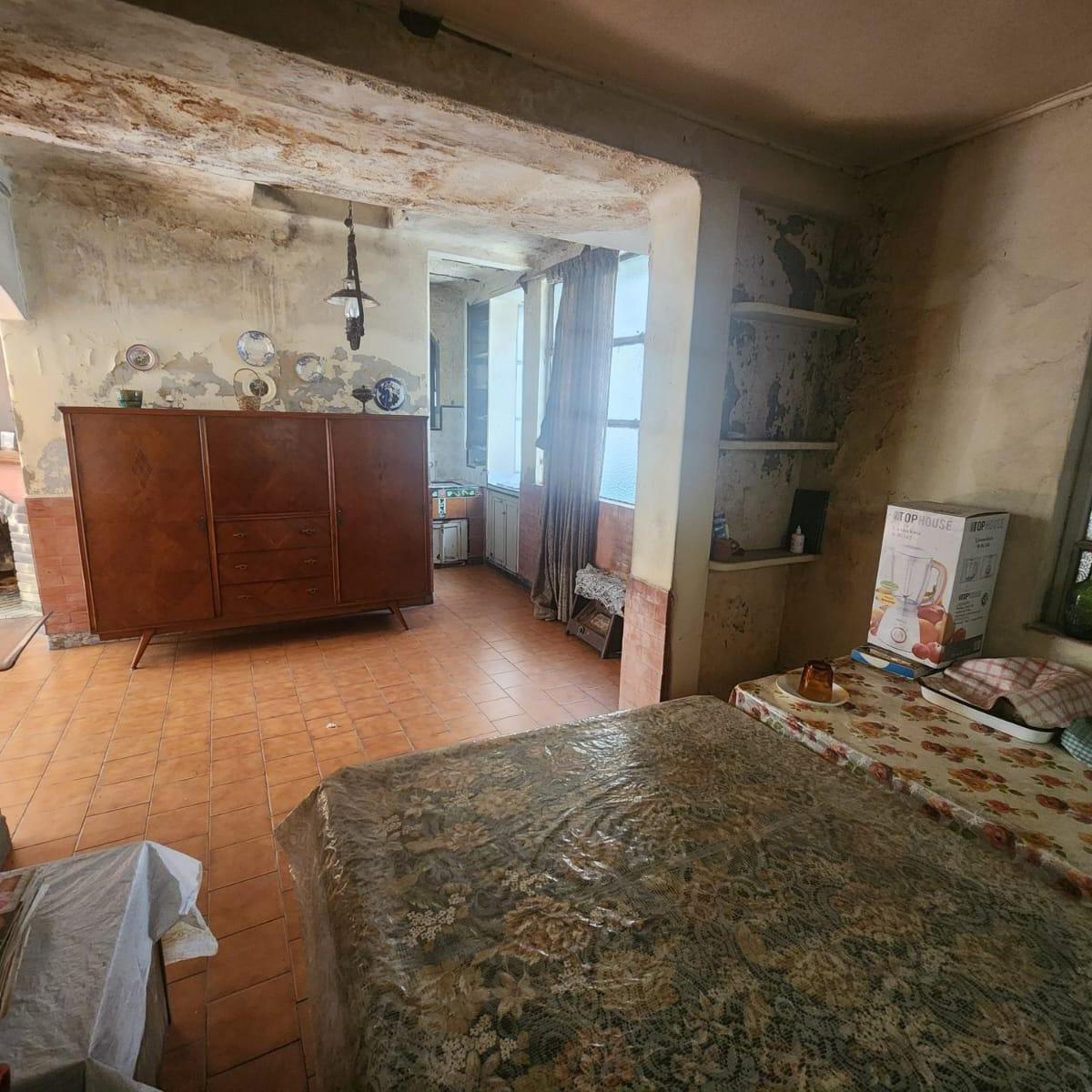 Biarritz 2700-Casa de 4 ambientes con cochera a refaccionar 8,66x26