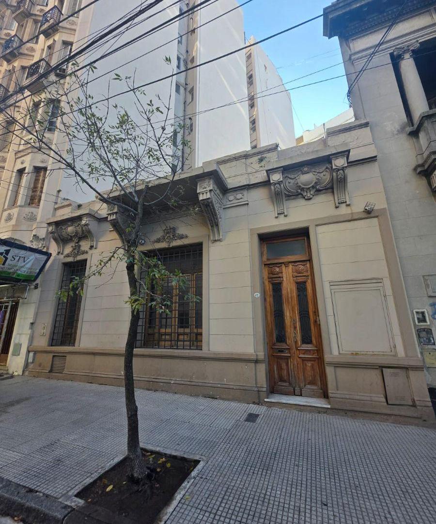 Oficina s/lote de 10.90x22 en muy buen estado con 250m2 cub