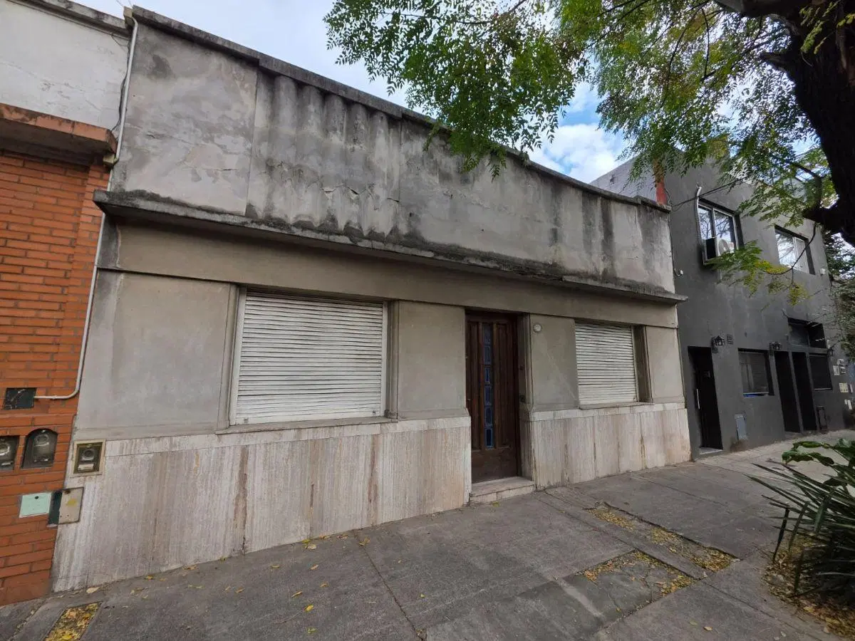 Gabriela mistral 2900-casa antigua sobre lote de 8,66x24 toda en bajos patio y terraza 2