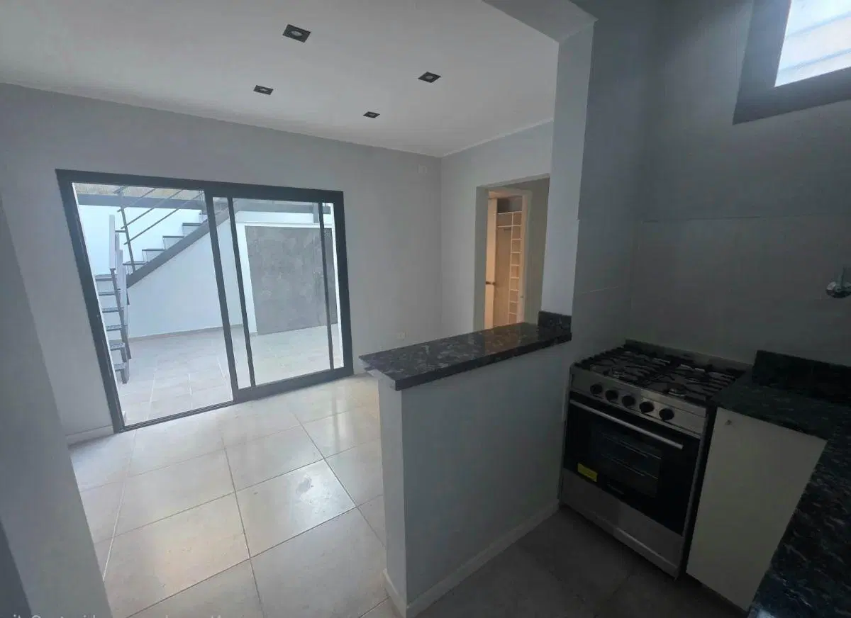 Llavallol 2700-Ph 2 ambientes con patio y terraza 107m2 2