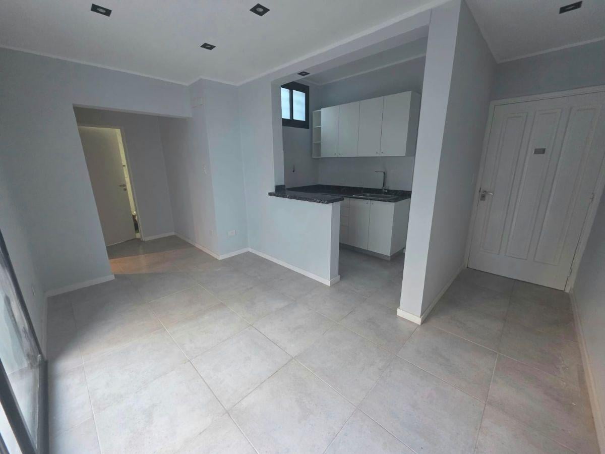 Llavallol 2700-Ph 2 ambientes con patio y terraza 107m2