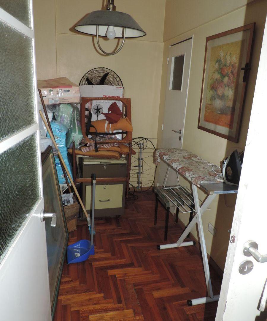 Foto de VENTA - EXCELENTE SEMIPISO EN CABALLITO - 4 AMB C/ DEP, imagen 2