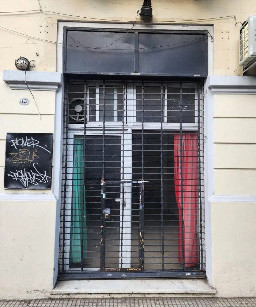 AMPLIO LOCAL SOBRE ARTERIA TRANSITADA - GRAN SOTANO - CON BAÑO - MUY BUENA UBICACION 2