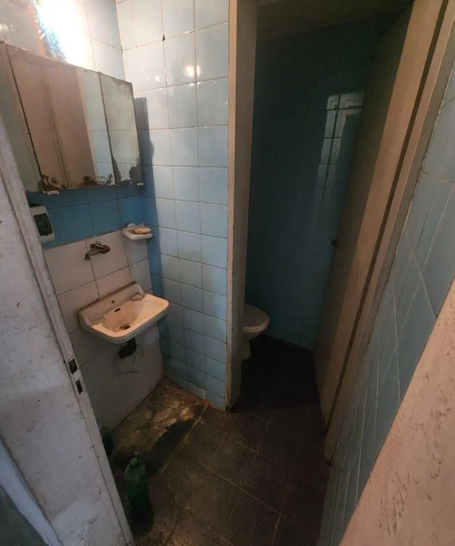 AMPLIO LOCAL SOBRE ARTERIA TRANSITADA - GRAN SOTANO - CON BAÑO - MUY BUENA UBICACION 4