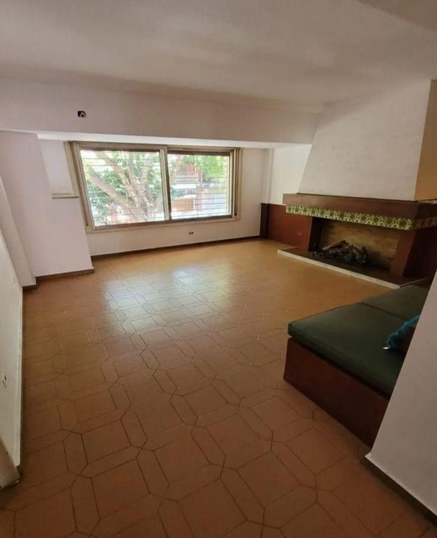 Foto de GRAN CASA EN 2 PLANTAS - APLIO FONDO CON PARQUE Y QUINCHO CON PARRILLA, imagen 3