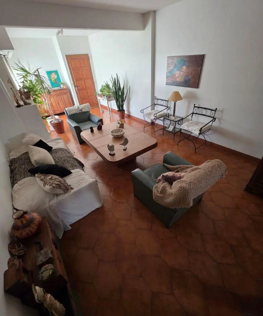 GRAN CASA EN 2 PLANTAS - APLIO FONDO CON PARQUE Y QUINCHO CON PARRILLA - GARAGE 3 AUTOS 4