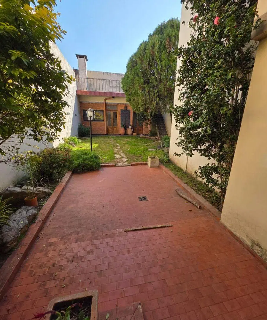 GRAN CASA EN 2 PLANTAS - APLIO FONDO CON PARQUE Y QUINCHO CON PARRILLA - GARAGE 3 AUTOS 3