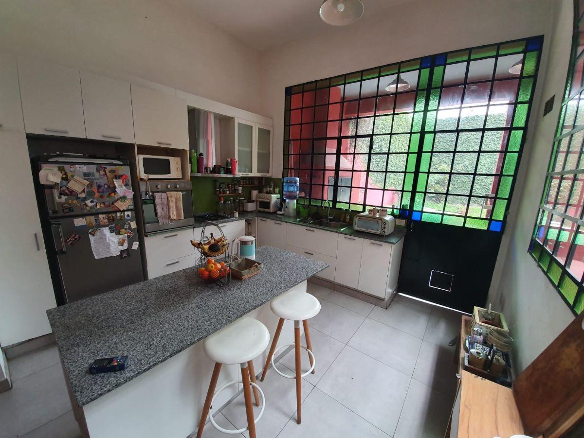 Foto de CASA EN 2 PLANTAS DE 6 AMBIENTES - PARQUE - PILETA -TERRAZA - PATIO, imagen 2