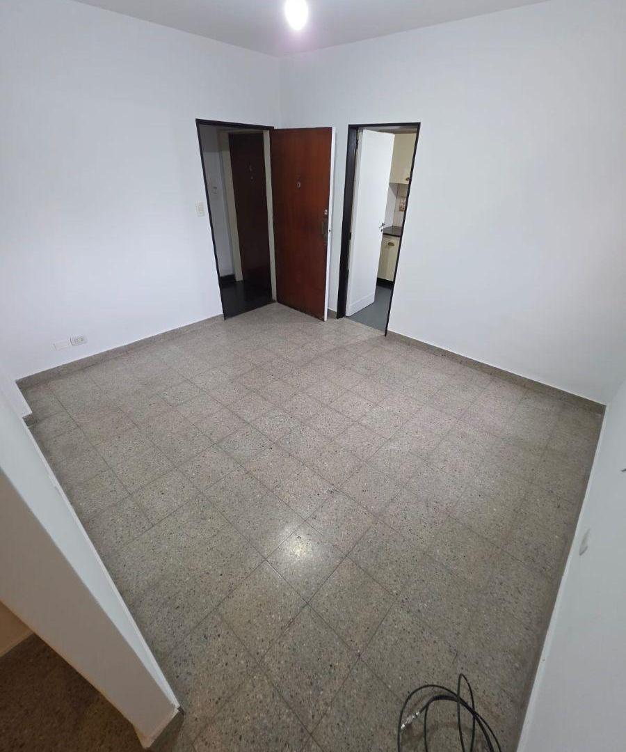 Foto de DOS AMBIENTES - LATERAL - MUY LUMINOSO - BAJAS EXPENSAS - LAVADERO EN, imagen 3