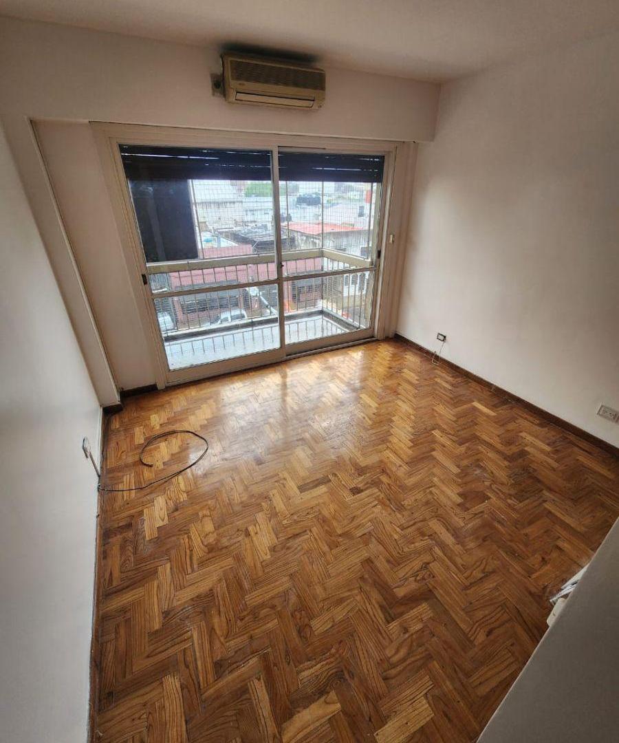 Foto de EXCELENTE 3 AMB. - AL FRENTE - BALCON CORRIDO - MUY BUENA UBICACION, imagen 2