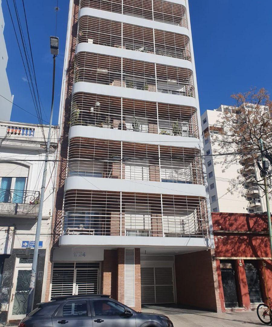 MUY BUEN MONOAMBIENTE AL CONTRAFRENTE - BALCON TERRAZA - SUPER LUMINOSO - COCINA SEPARADA