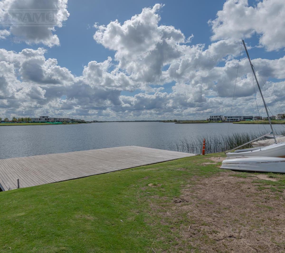 Casa Al Lago en Venta, Barrio Costas - Puertos Escobar 1