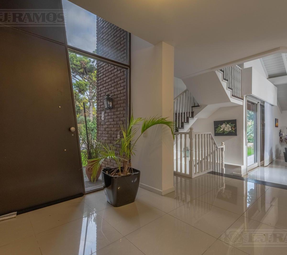 Lj Ramos | Vende | Casa en Campo Chico, Pilar | Luminosa y Amplia C/ Pileta | 1
