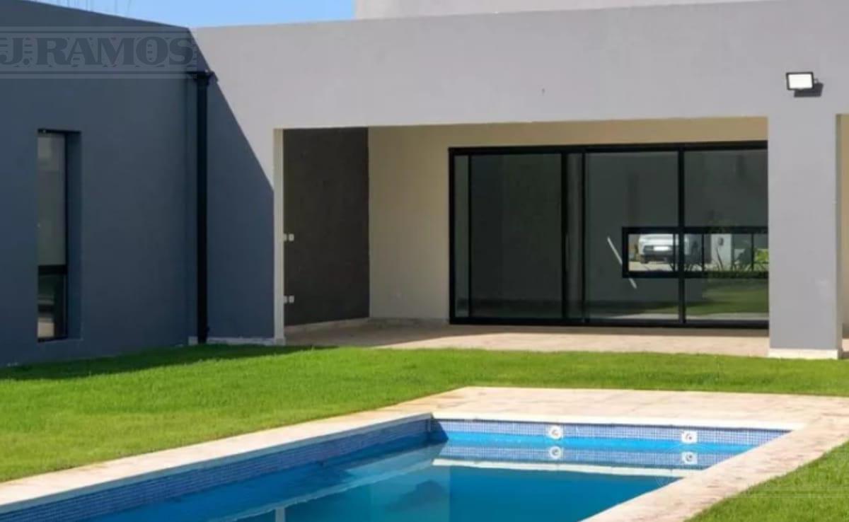 Casa en venta sobre lote interno en Haras Santa Maria, barrio Los Robles - MB