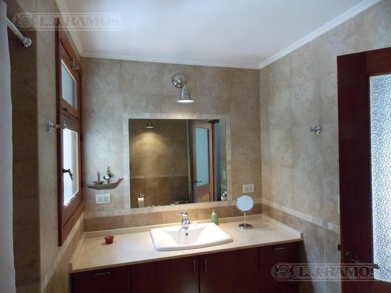 Casa en Venta de 6 Dorm. en Lomas de San Isidro 4