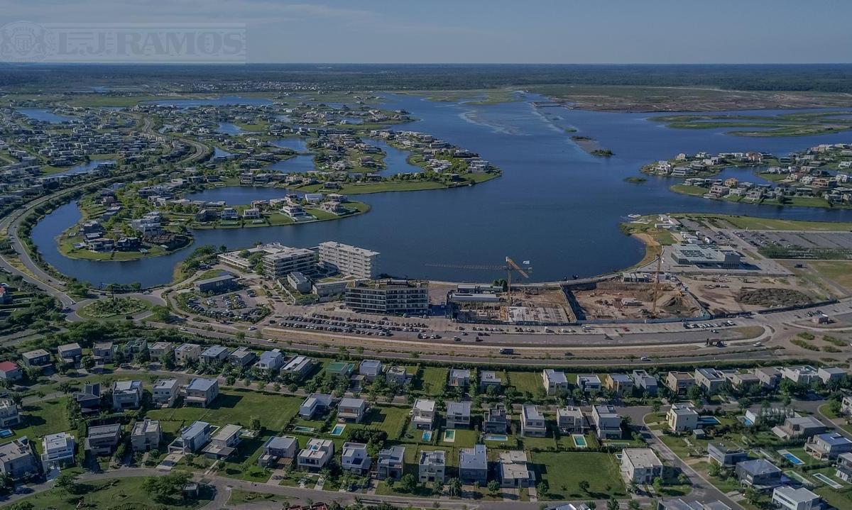 EXCELENTE LOTE AL LAGO EN EL BARRIO MARINAS DE PUERTOS DEL LAGO CENTRAL. ORIENTACION ESTE.