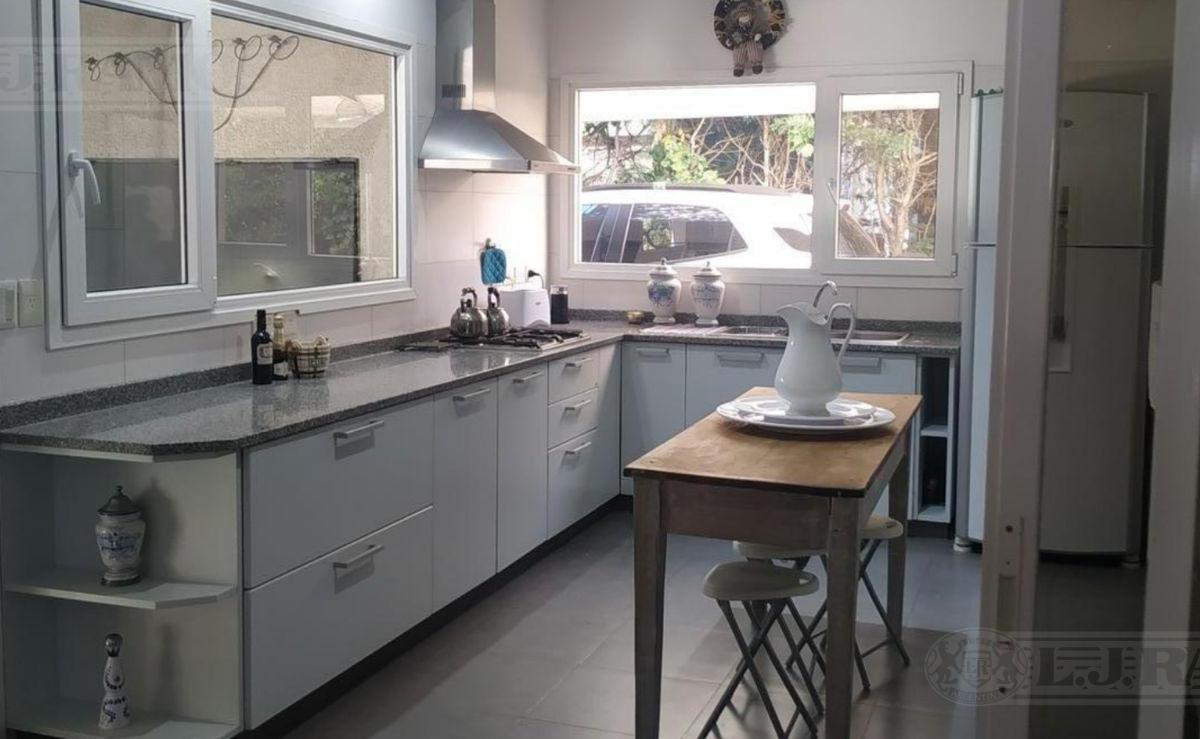 Foto de Hermosa Casa en Venta en Septiembre con piscina- Impecable estado PG, imagen 2