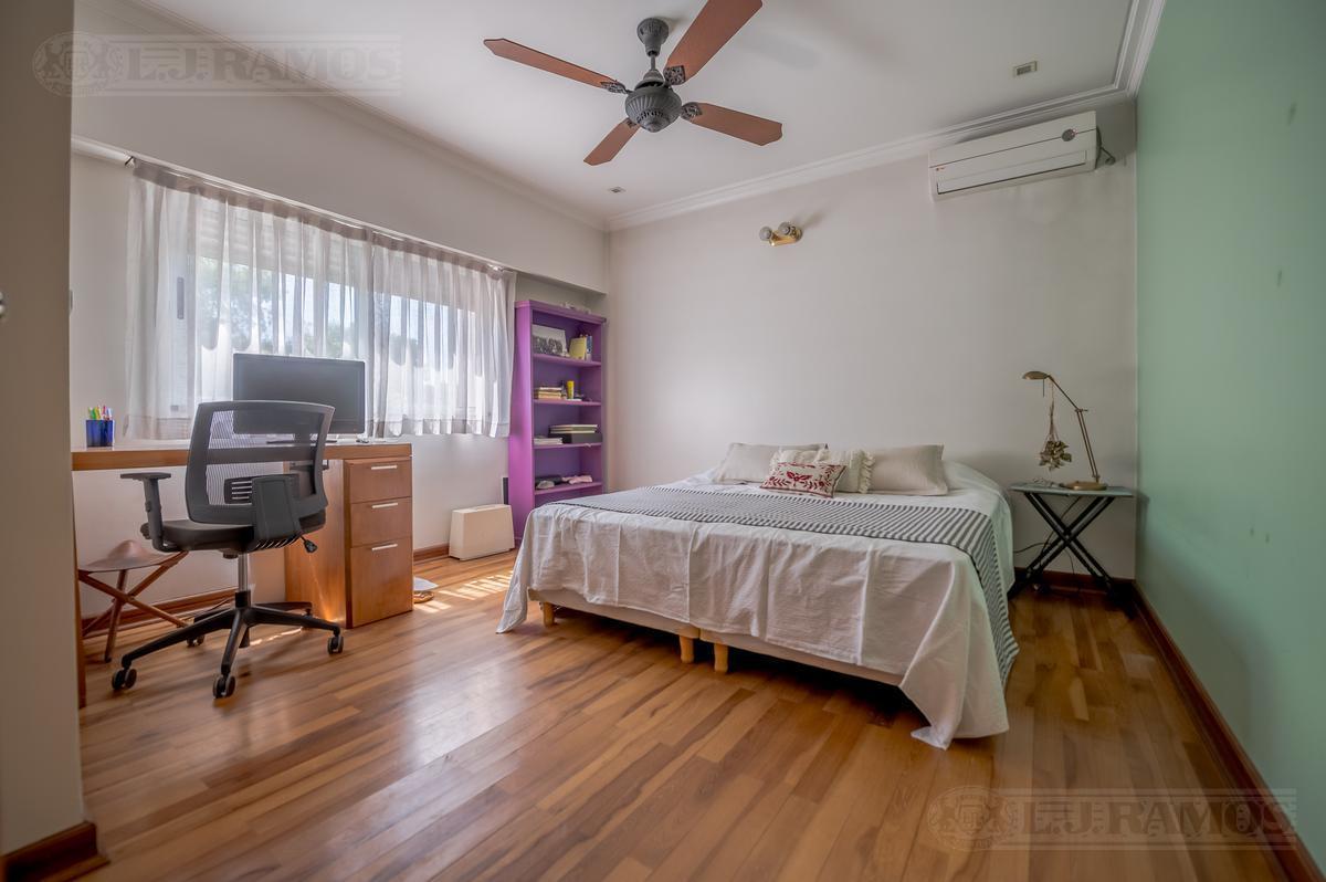 Casa en B° Cerrado. Venta. La Horqueta. 5 Dorm. Impecable. 4