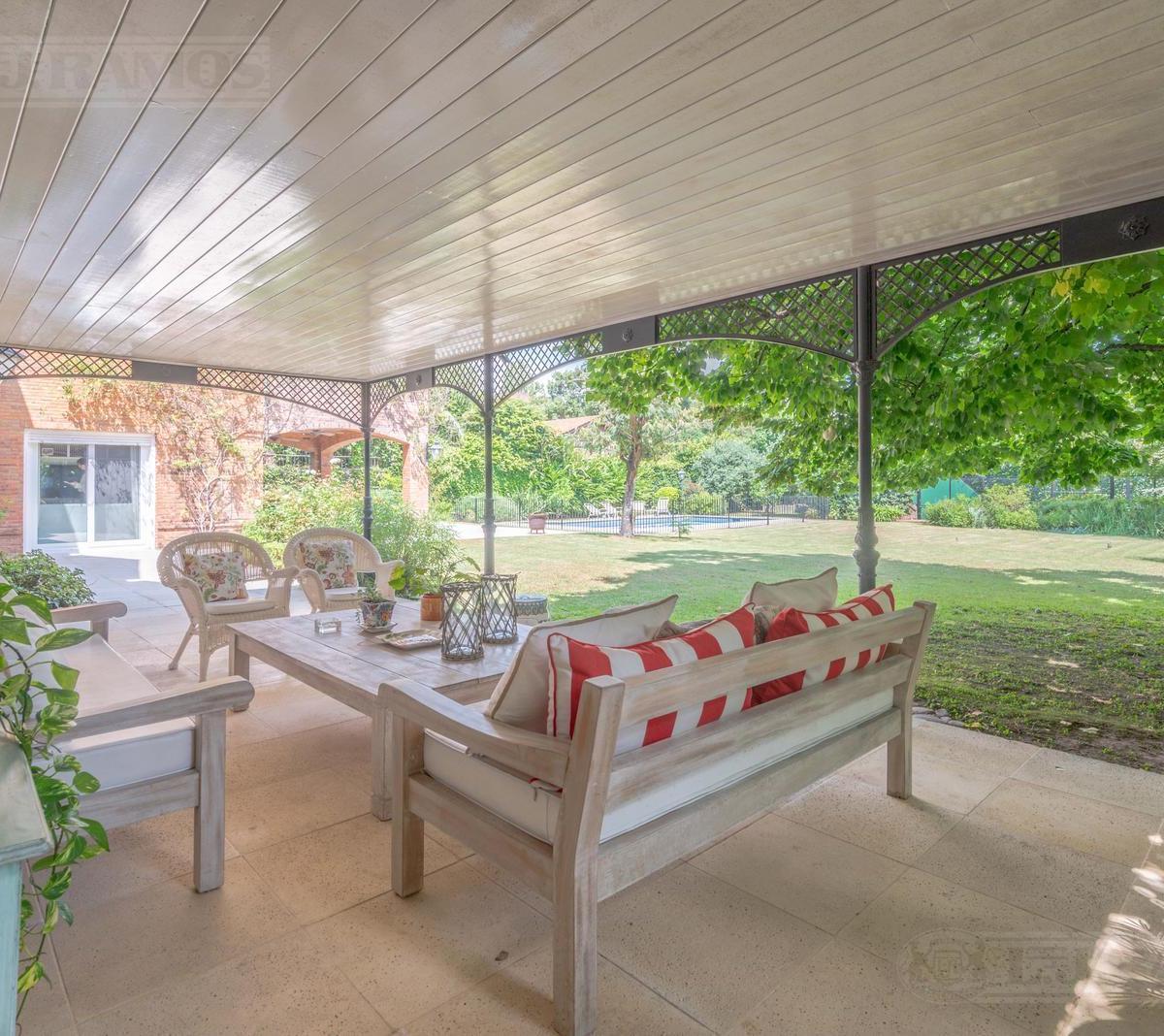 Impecable Casa en Venta en Las Lomas de San Isidro 4