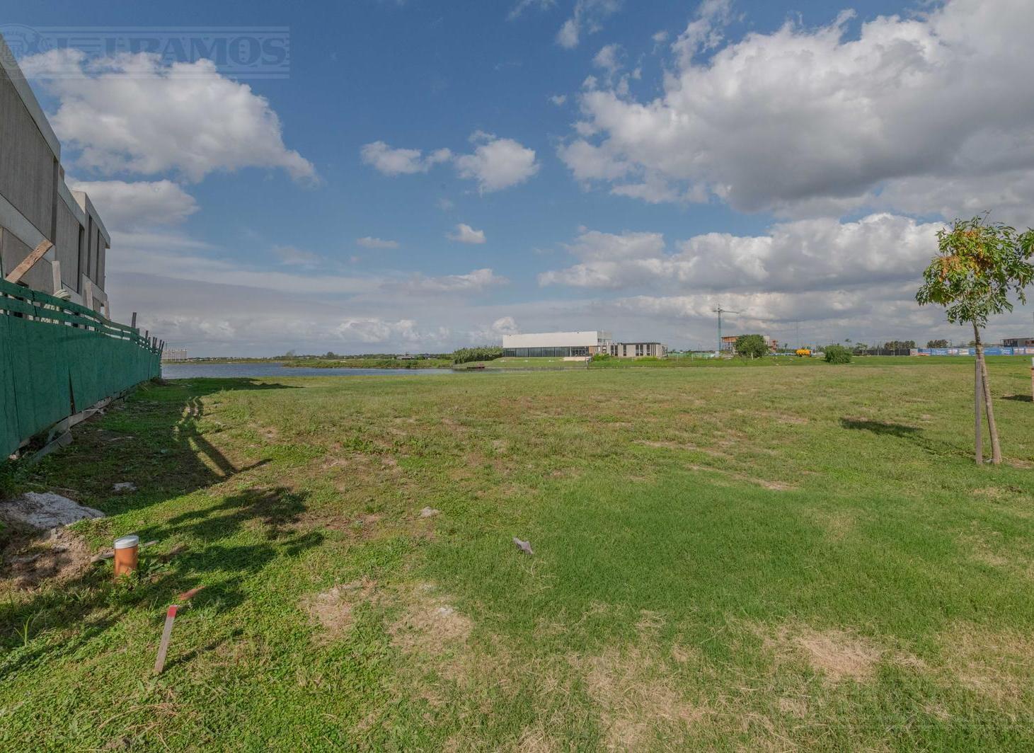 Lote sobre lago central en venta, en Los Puentes - Nordelta