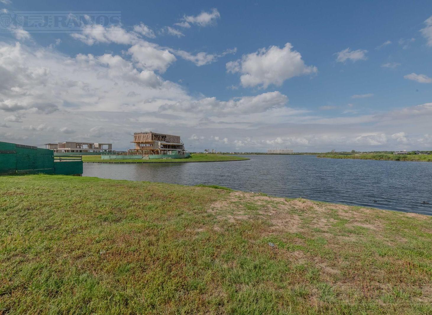 Foto de Lote sobre lago central en venta, en Los Puentes - Nordelta, imagen 2