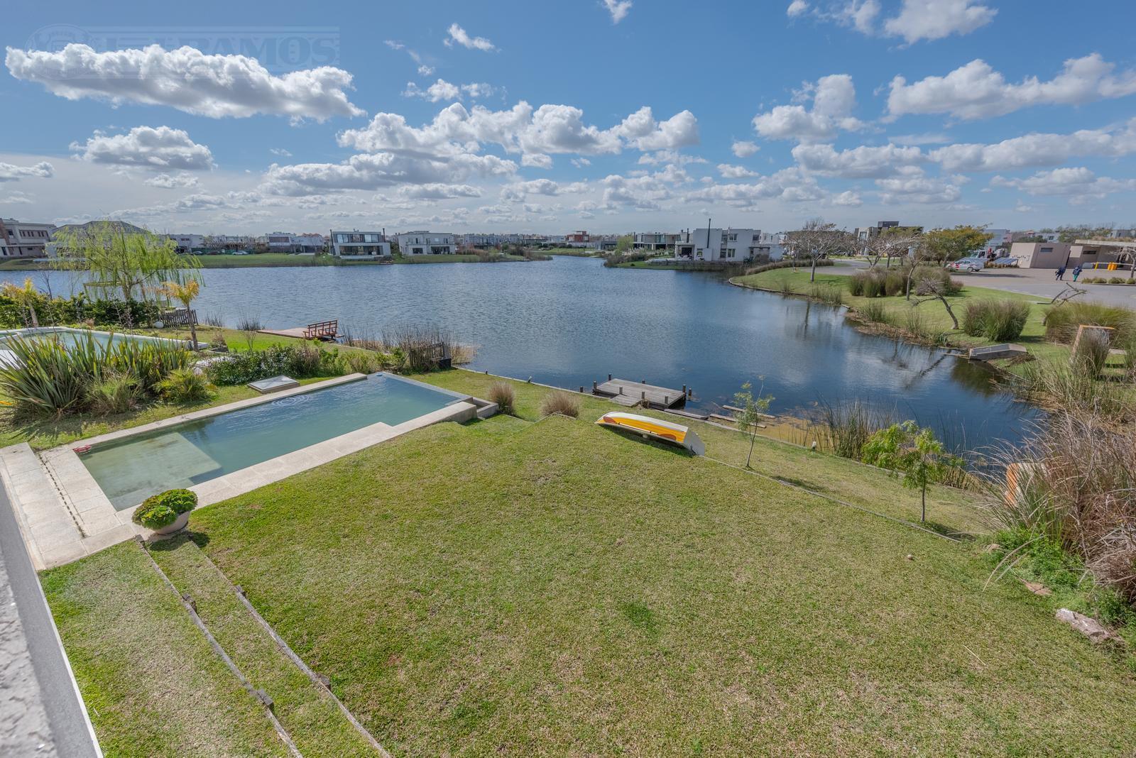 Casa al lago en Muelles - Puertos / Escobar