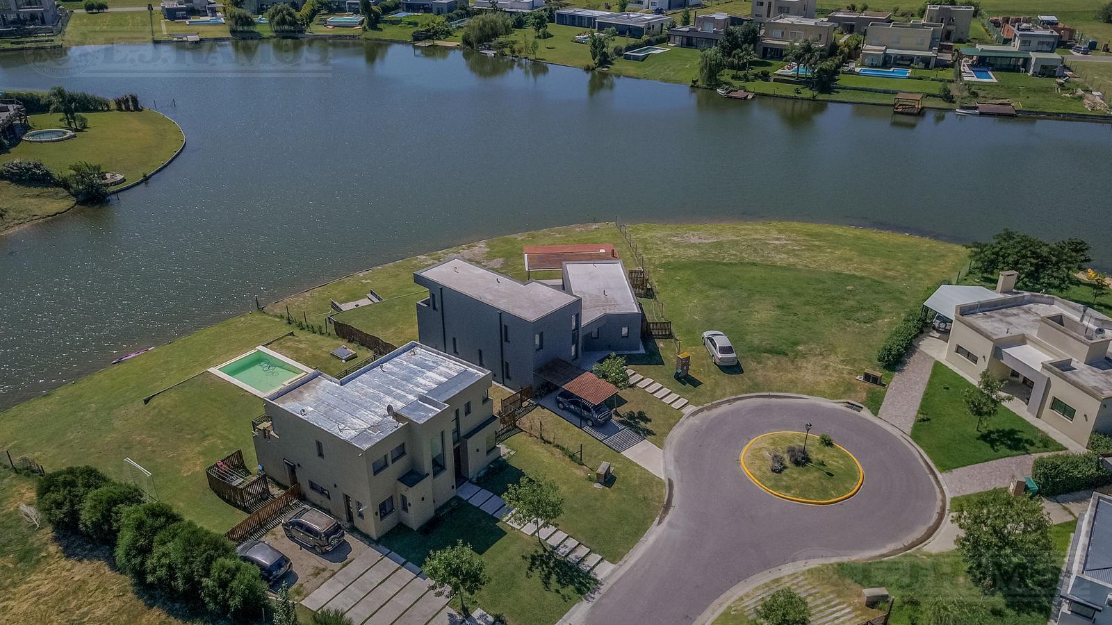 Casa en San Sebastián sobre hermosa Bahía a la laguna en Área 1 MB