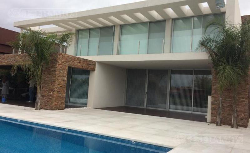 Foto de Casa a la laguna con 5 dormitorios en venta en Santa Barbara, imagen 1