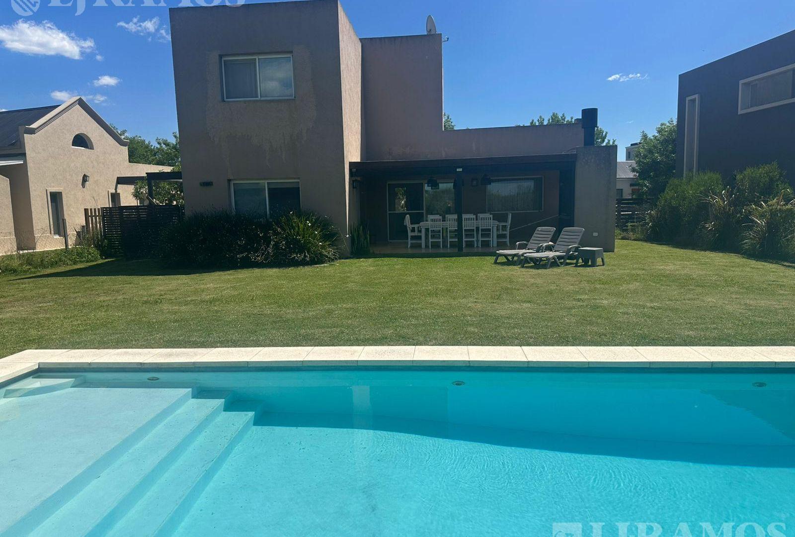 Casa con pileta en dos plantas Canton PG