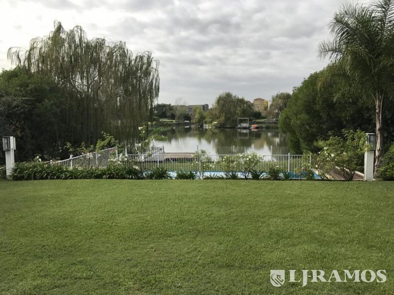 Casa al agua con 4 dormitorios en alquiler en el barrio Los Castores Nordelta