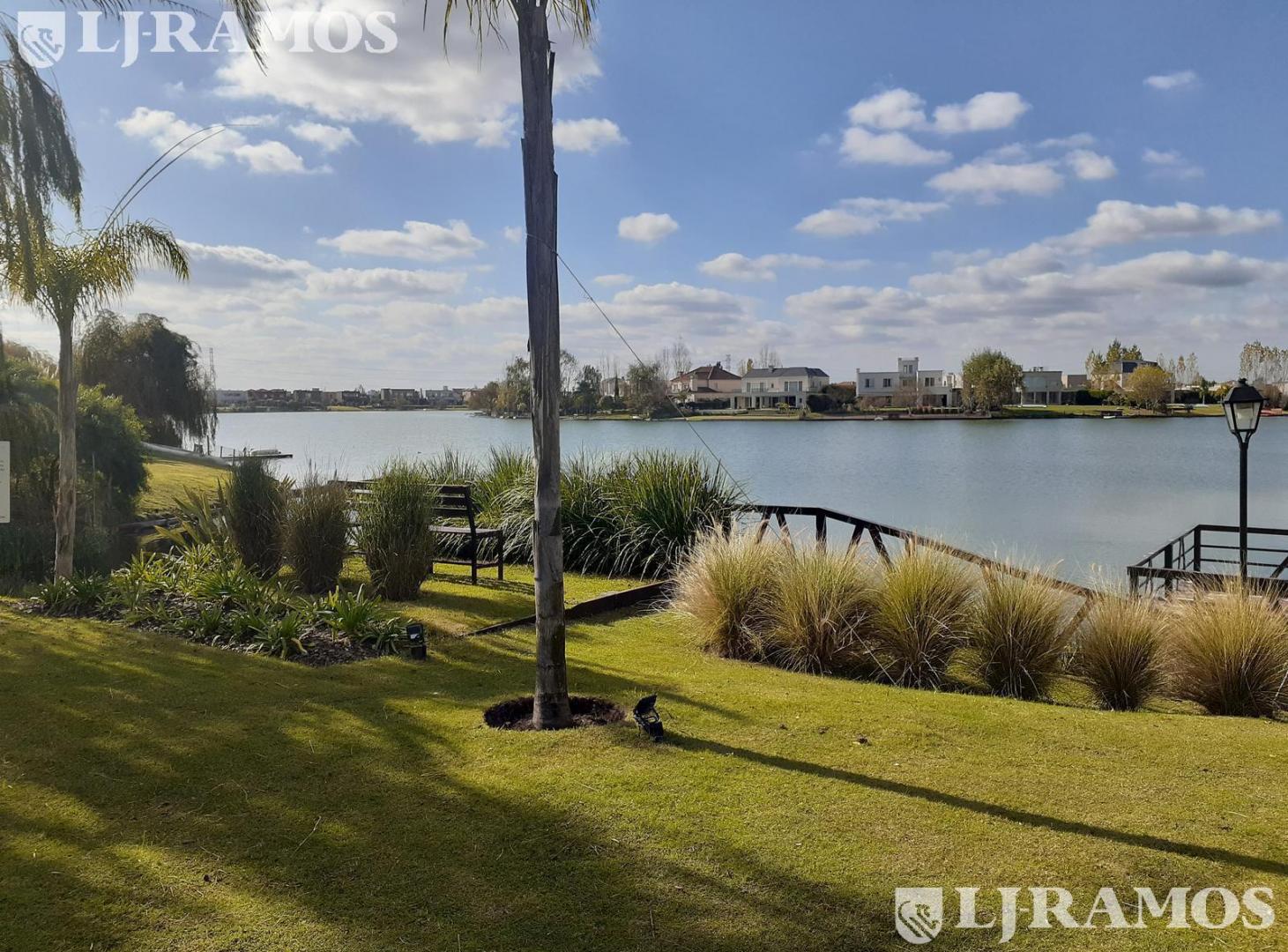Lote a la laguna de 816 m2