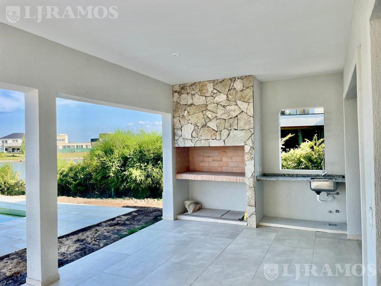 Casa en San Sebastián área 7 AL AGUA en cul de sac excelente ubicación acepta financiación MB