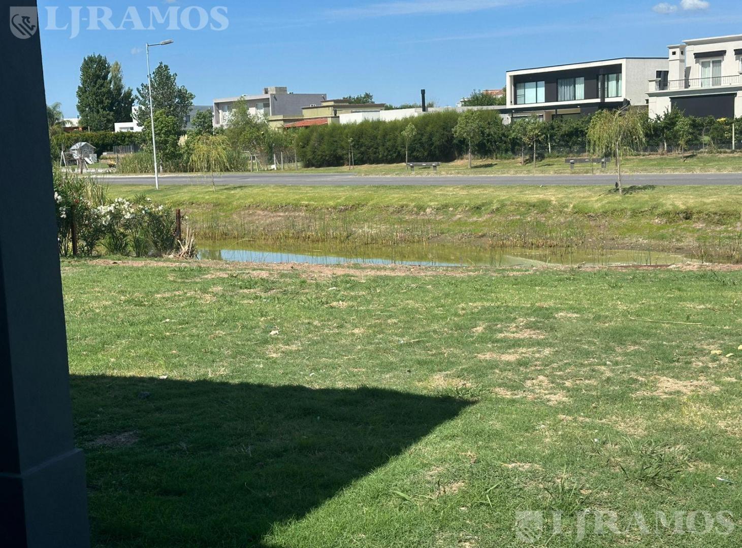 Casa en Una Planta a espejo de agua Canton Islas PG